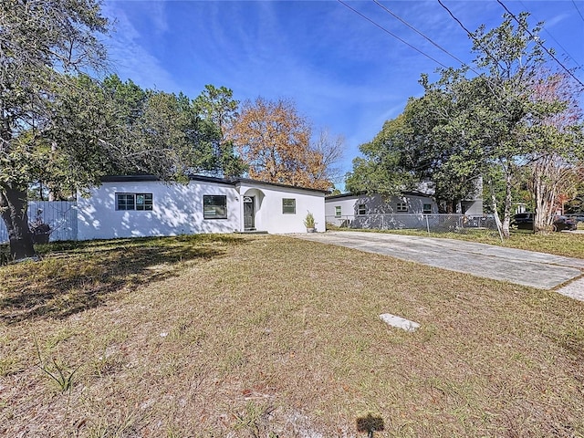 view of front of property featuring a front yard