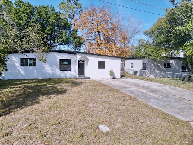 ranch-style house featuring a front lawn