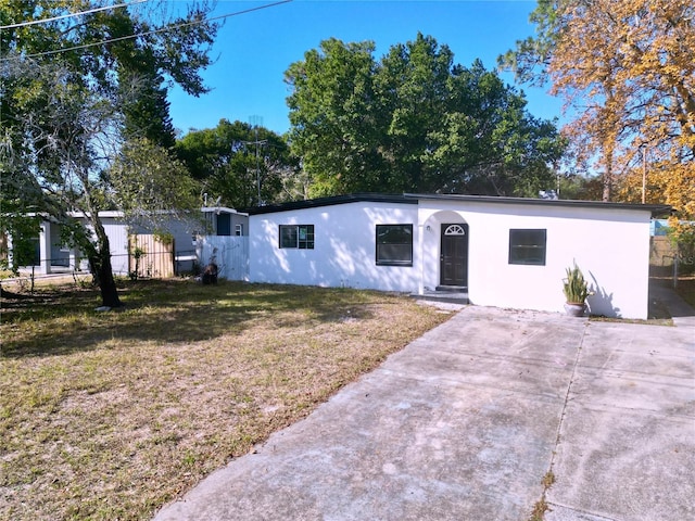 view of front of property featuring a front yard