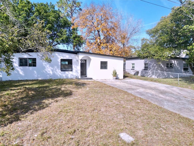 single story home with a front lawn