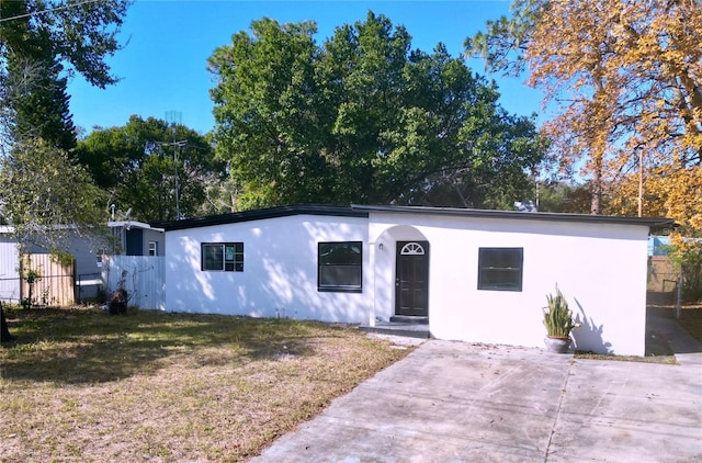 view of front of home featuring a front yard