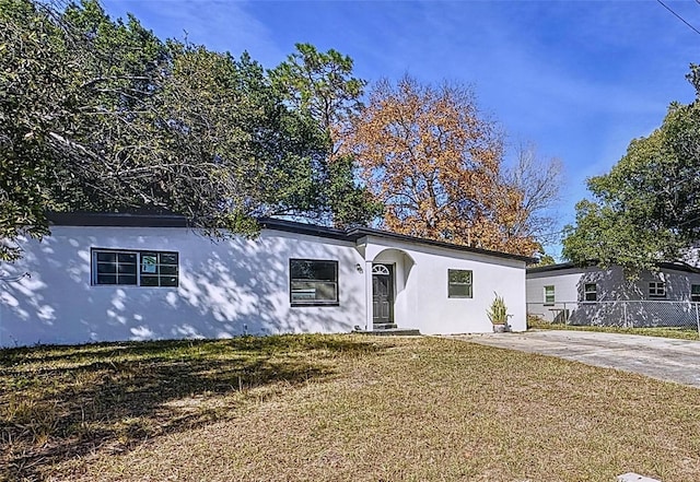 view of front facade with a front yard