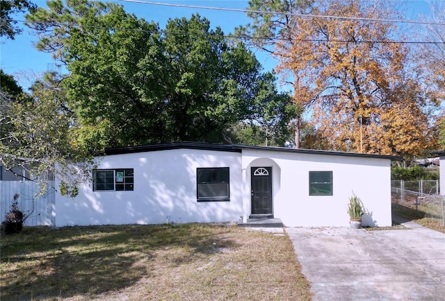 view of front of home featuring a front yard