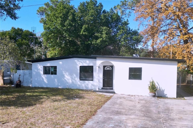 single story home featuring a front yard