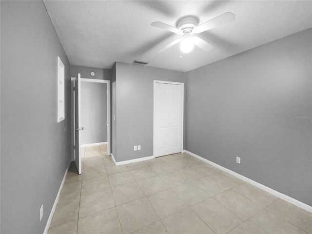 unfurnished bedroom featuring ceiling fan and a textured ceiling