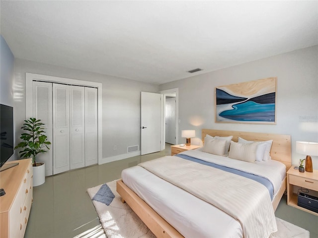 bedroom featuring a closet