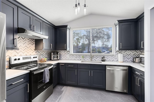 kitchen featuring sink, backsplash, stainless steel appliances, a textured ceiling, and vaulted ceiling