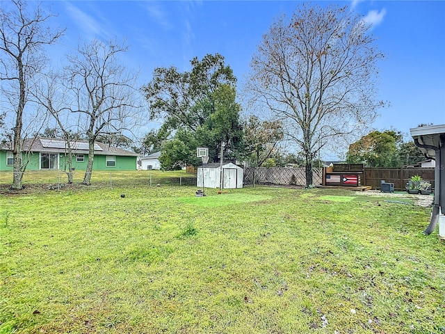 view of yard featuring a storage shed