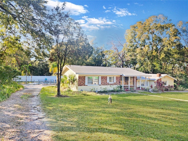 single story home featuring a front lawn