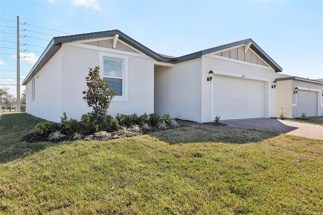 view of front of house featuring a garage and a front yard