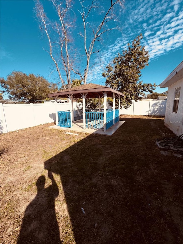 view of yard with a swimming pool