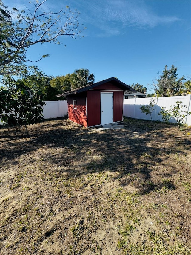 view of yard featuring a shed