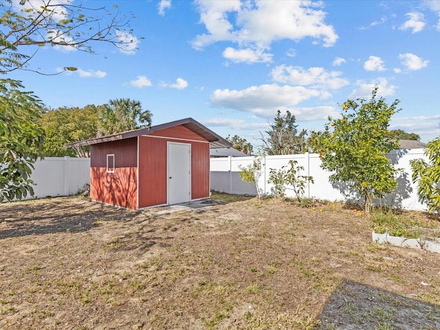 view of yard featuring a storage unit