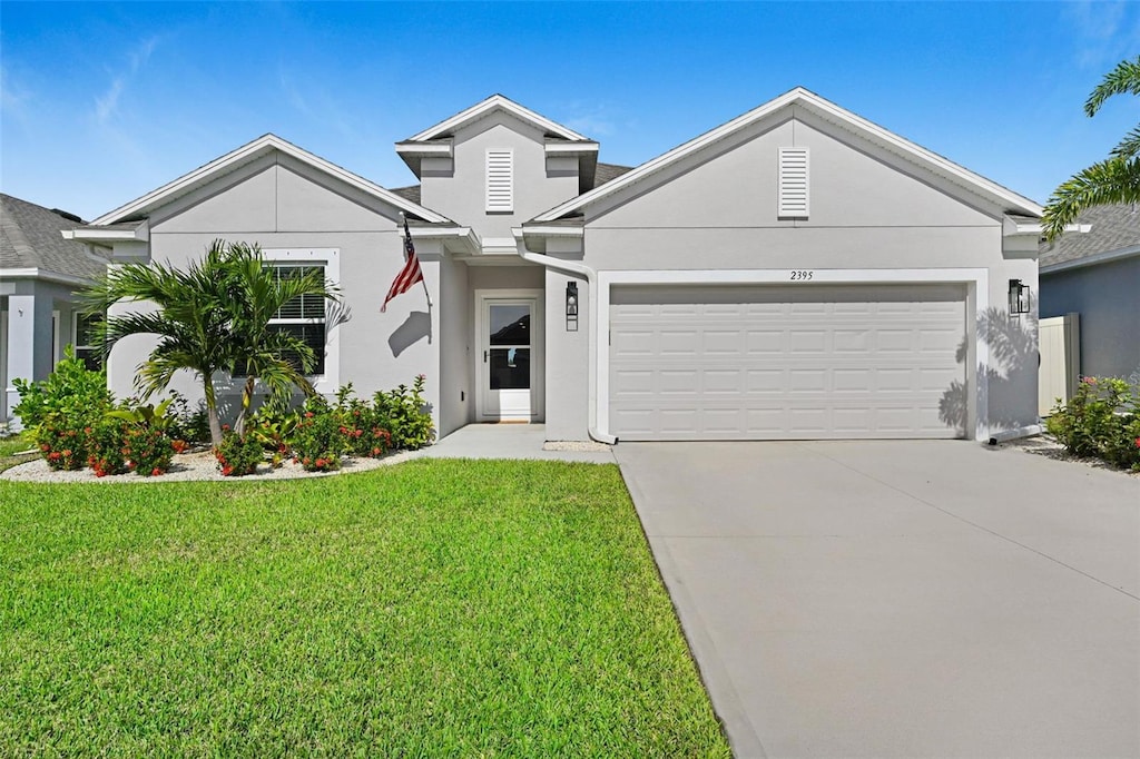 view of front facade featuring a garage and a front yard