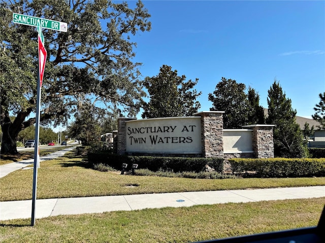 community sign featuring a yard