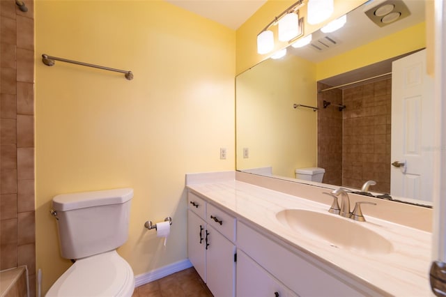 full bathroom featuring visible vents, toilet, vanity, tiled shower, and baseboards