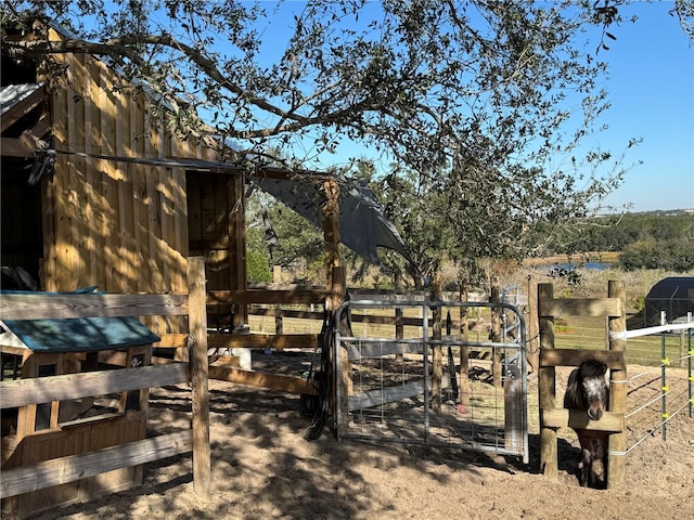 view of yard featuring an outdoor structure