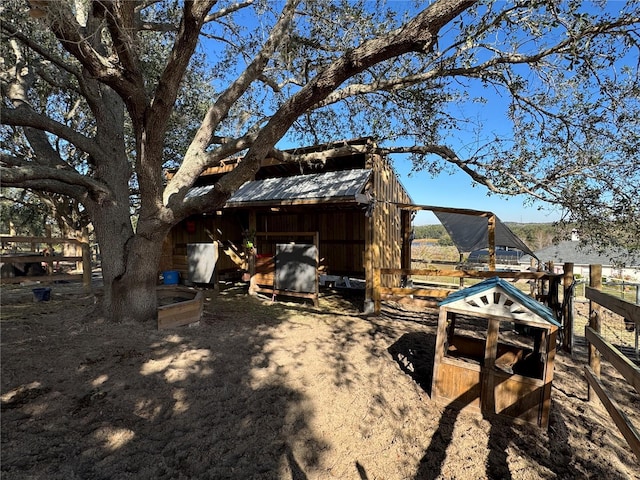 view of yard with an outdoor structure