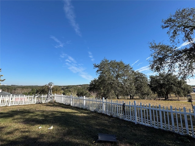 view of yard featuring a rural view