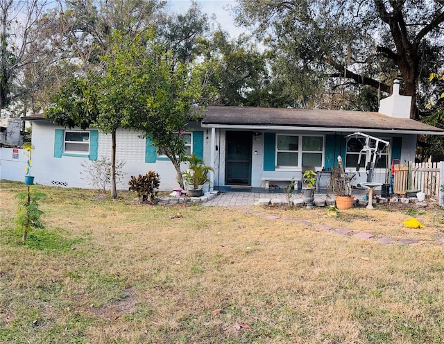 view of front facade featuring a porch and a front yard