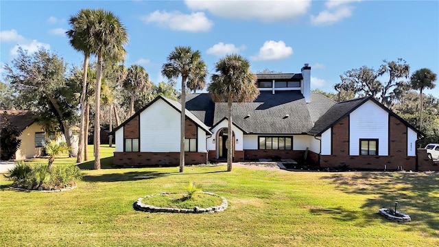 view of front of property featuring a front yard