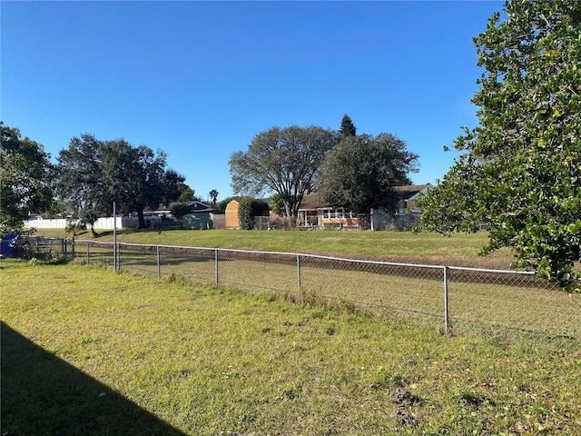 view of yard featuring a rural view