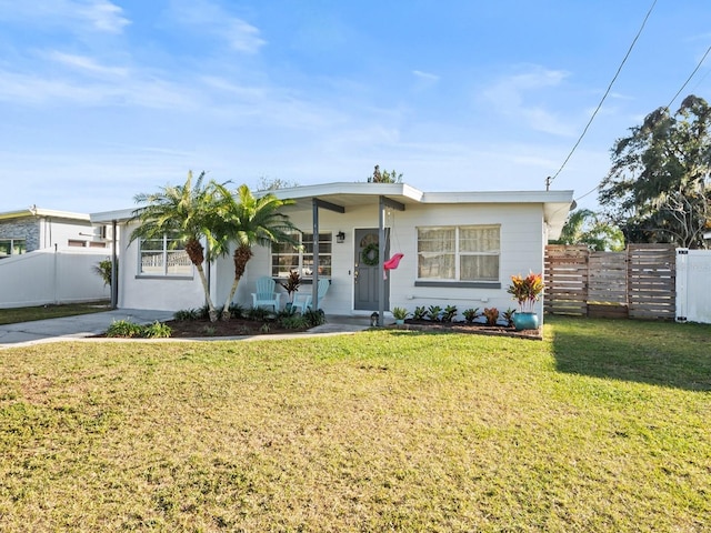 single story home with a front lawn