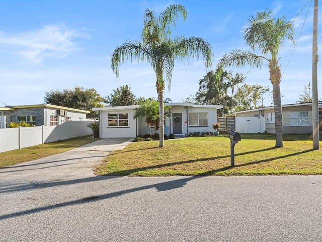 view of front of home featuring a front lawn