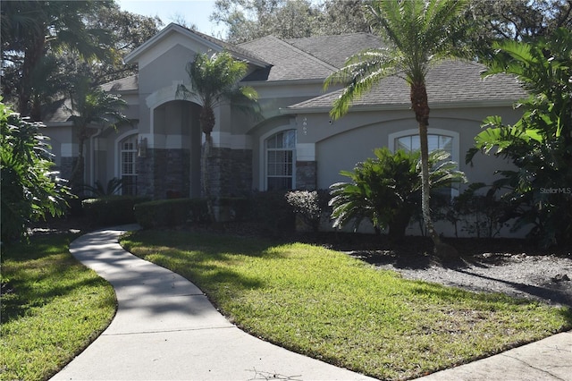 view of front facade featuring a front lawn