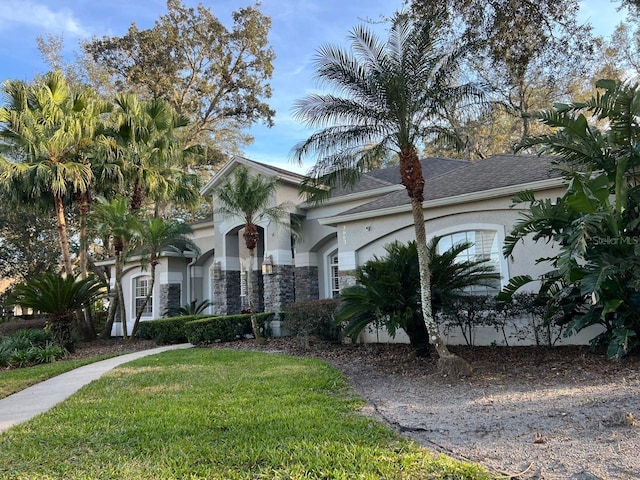 view of front of house featuring a front yard