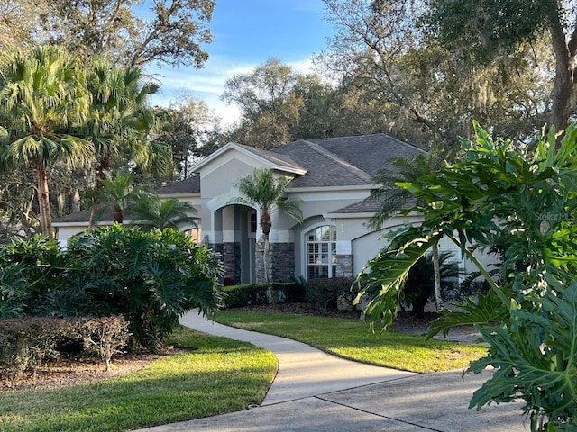 view of front of property featuring a front lawn