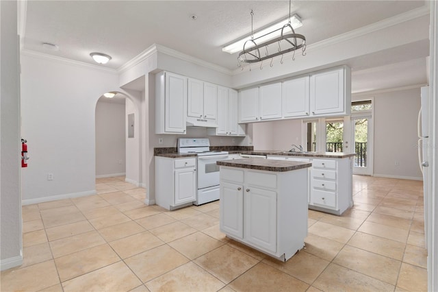 kitchen featuring white electric stove, white cabinets, kitchen peninsula, crown molding, and a textured ceiling