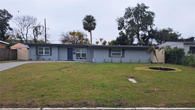 single story home with a front lawn