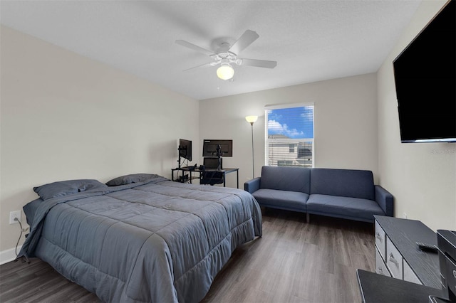 bedroom with hardwood / wood-style flooring, a textured ceiling, and ceiling fan