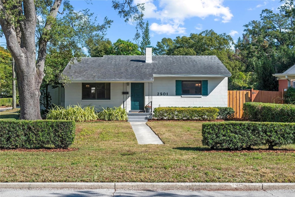 ranch-style home featuring a front lawn