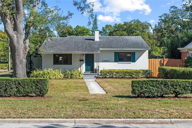 ranch-style home featuring a front lawn