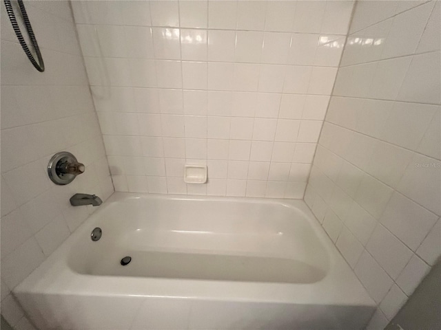 bathroom featuring tiled shower / bath