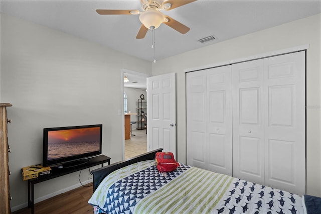 bedroom featuring ceiling fan, hardwood / wood-style floors, and a closet