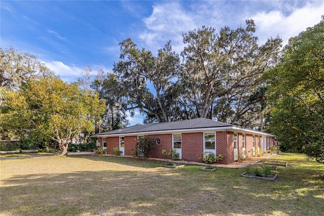 ranch-style home featuring a front lawn