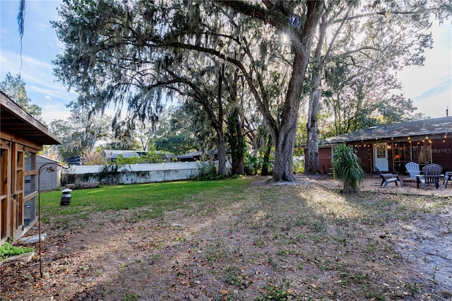 view of yard featuring an outdoor fire pit