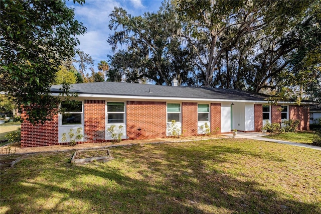 ranch-style house featuring a front yard