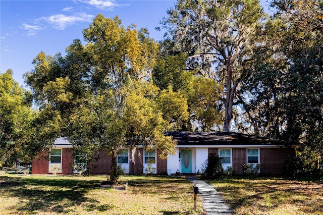 view of front facade with a front lawn