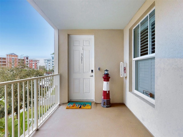 property entrance featuring a balcony