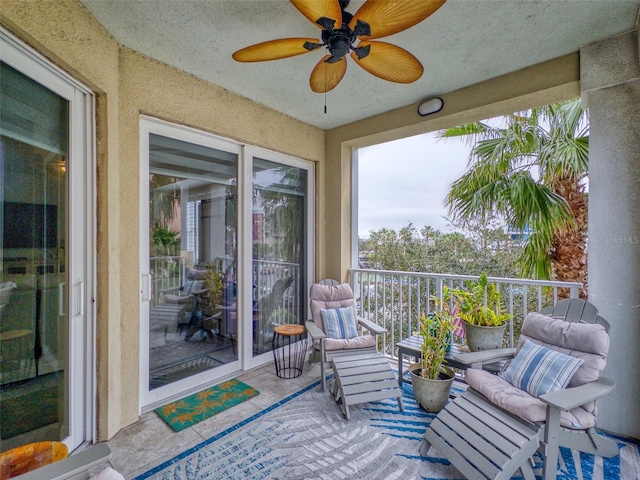 sunroom with ceiling fan