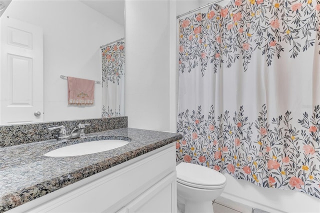 bathroom featuring a shower with curtain, vanity, and toilet