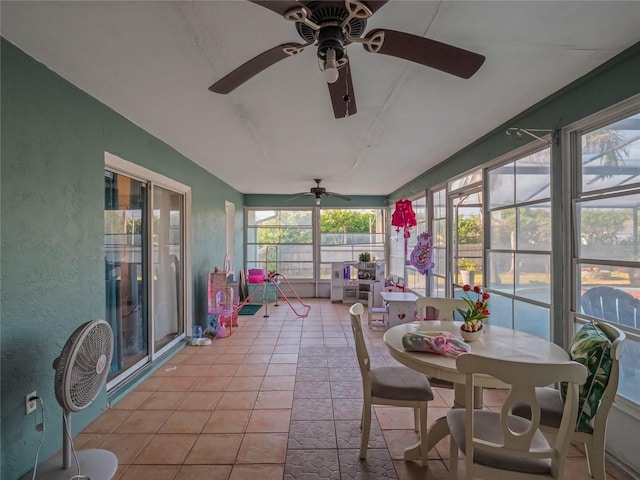 sunroom featuring ceiling fan