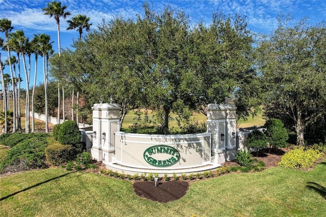 community sign with a yard