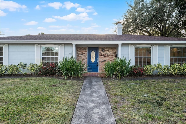 ranch-style house featuring a front yard