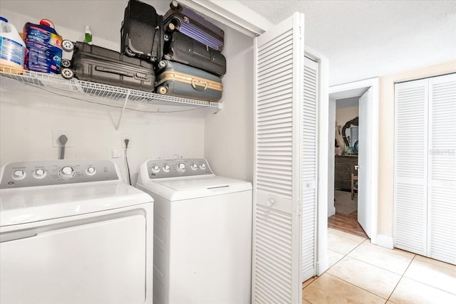 laundry room featuring light tile patterned floors and independent washer and dryer