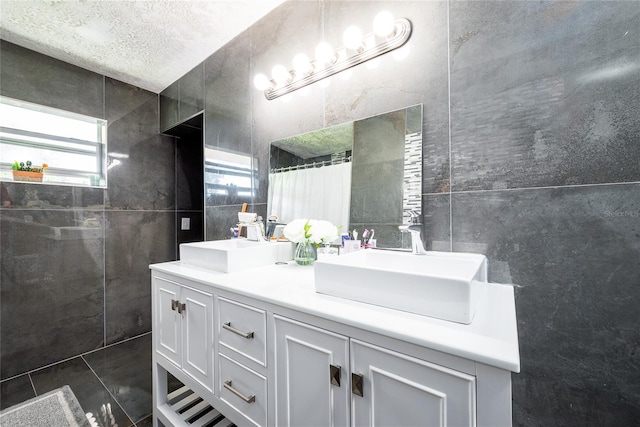 5006 Monet Ave, Belle Isle, FL 32812 - bathroom featuring tile walls, vanity, a shower with curtain, and a textured ceiling